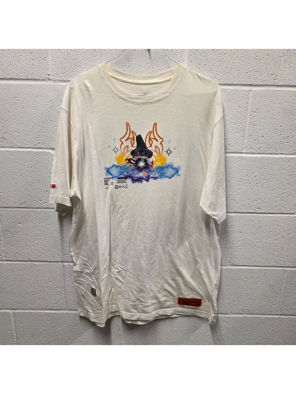 Heron Preston t-shirt features a distinctive "Magic Wizard" graphic print 25x34L